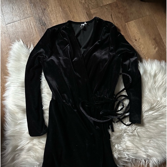 & OTHER STORIES Crushed Velvet Wrap Dress In Black - Picture 5 of 6